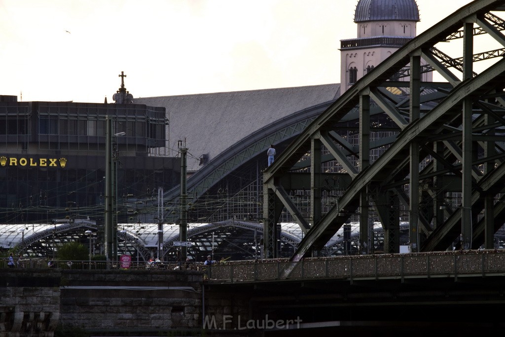 PSpringt kein Suizid Brueckenspringer Koeln Hohenzollernbruecke P217.JPG - Miklos Laubert